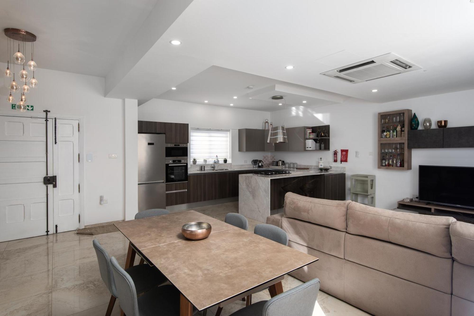 Family-Friendly Spacious Townhouse With Garden - Close To Airport Gudja Ngoại thất bức ảnh