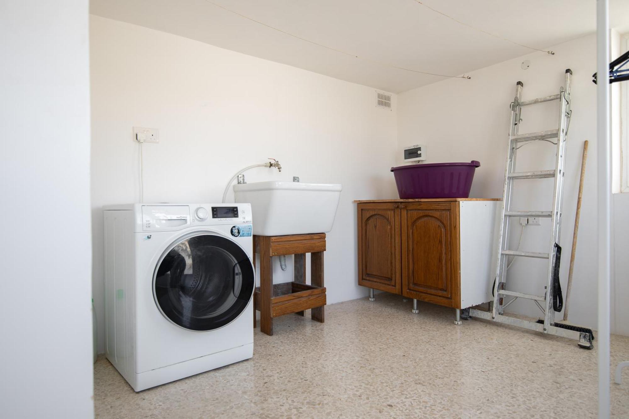 Family-Friendly Spacious Townhouse With Garden - Close To Airport Gudja Ngoại thất bức ảnh